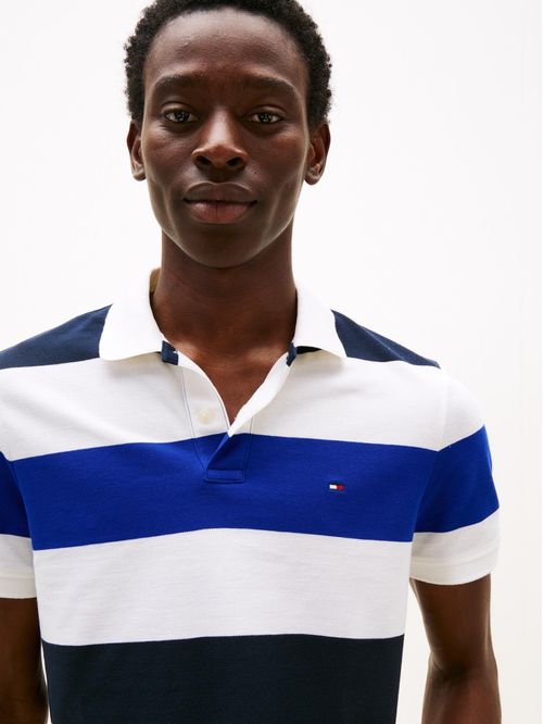 Polo con diseño color block y rayas de corte regular