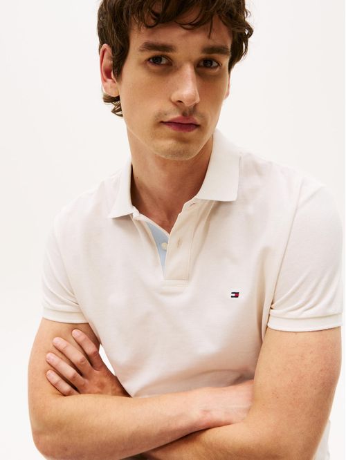 Polo de corte regular con tapeta y cuello a contraste