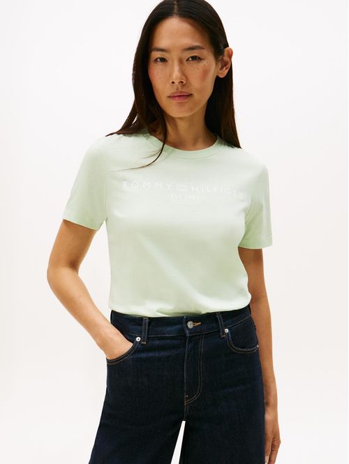 Playera con cuello redondo y logo distintivo