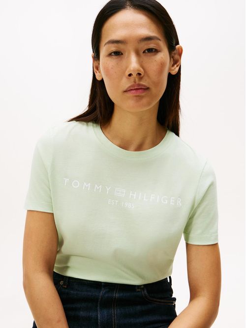 Playera con cuello redondo y logo distintivo