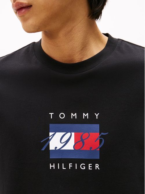 Playera en punto con logo gráfico