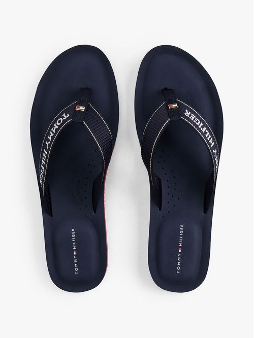 Chancletas con logo en jacquard y suela dentada