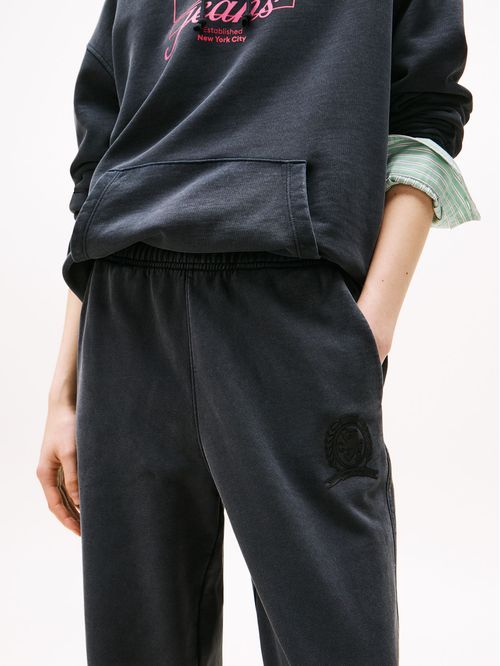 Jogger con logo en forma de escudo