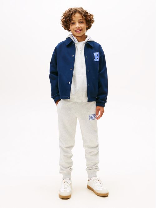 Jogger varsity con logo gráfico