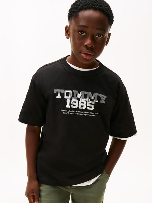 Playera 1985 de cuello redondo con gráfico