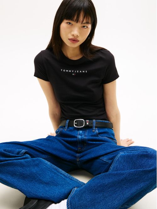 Playera de corte slim con logo lineal en el pecho