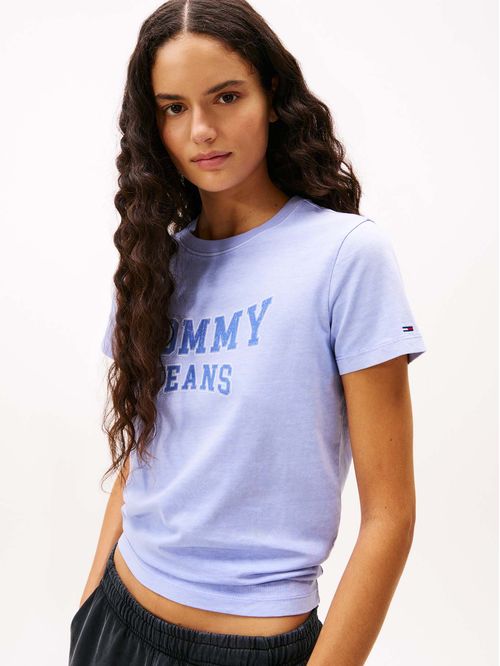 Playera de cuello redondo con escudo