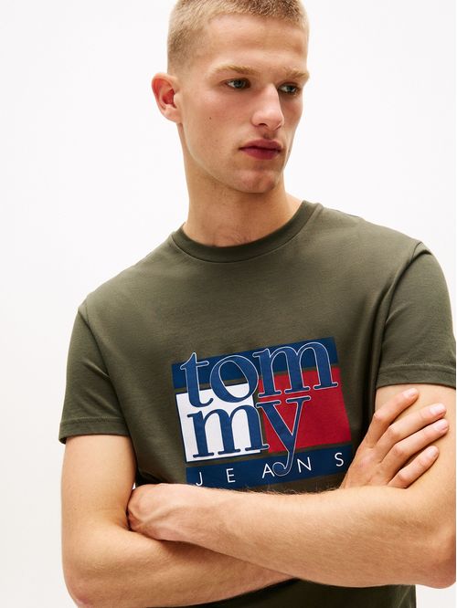 Playera slim con logo gráfico