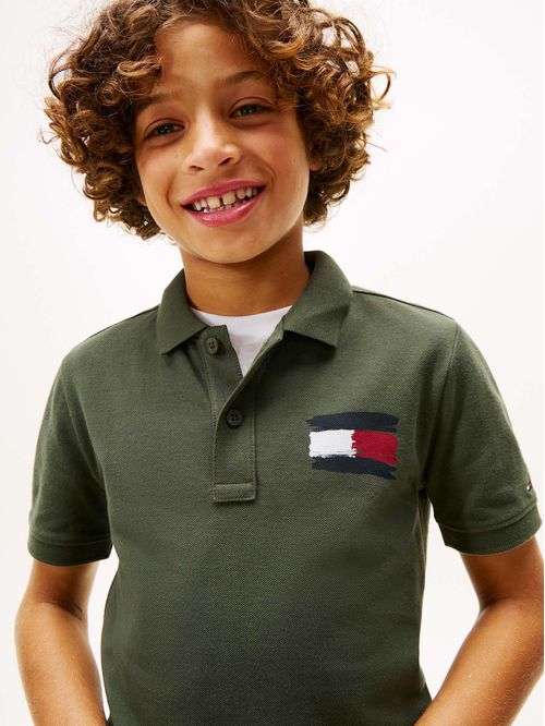 Polo con bandera bordada en el pecho