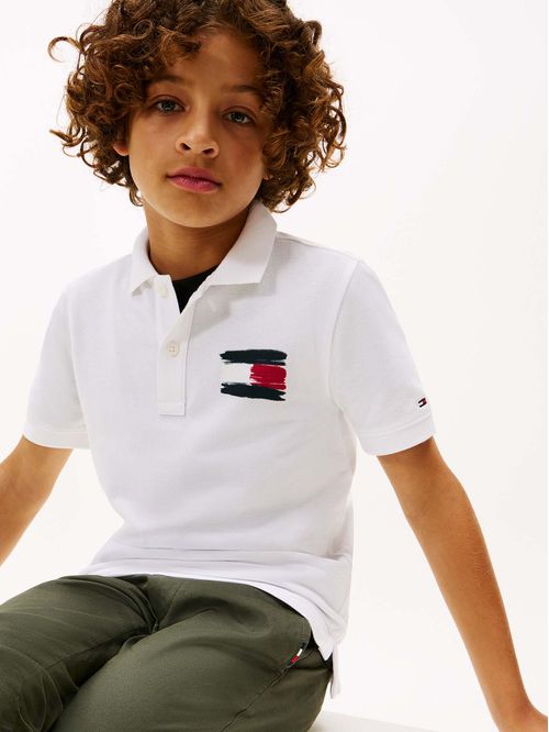 Polo con bandera bordada en el pecho