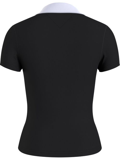 Polo con cuello en v y detalles contrastantes.