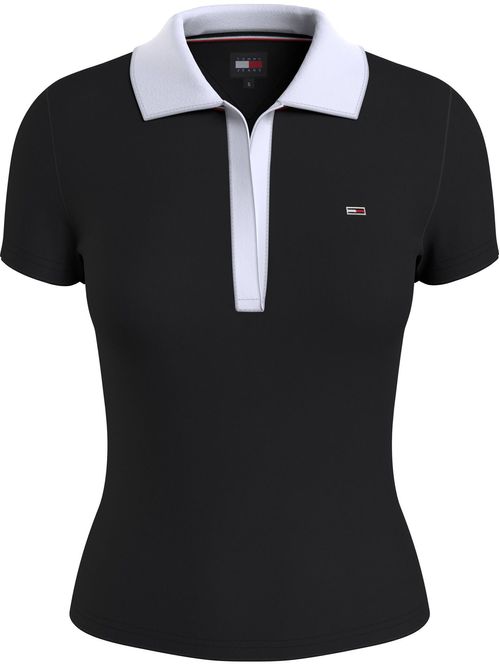 Polo con cuello en v y detalles contrastantes.