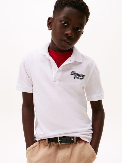 Polo varsity con logo gráfico