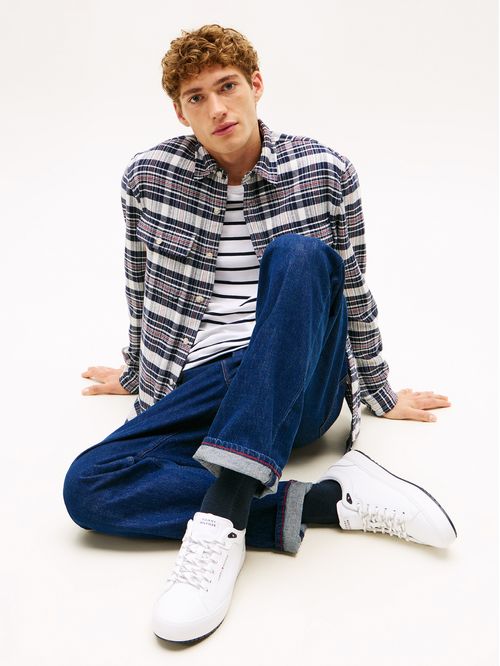 Zapato tenis con suela de tacos finos