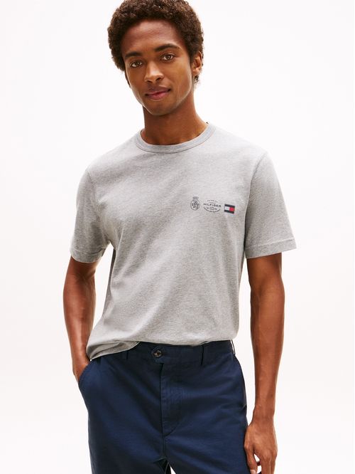 Playera con logo en forma de escudo