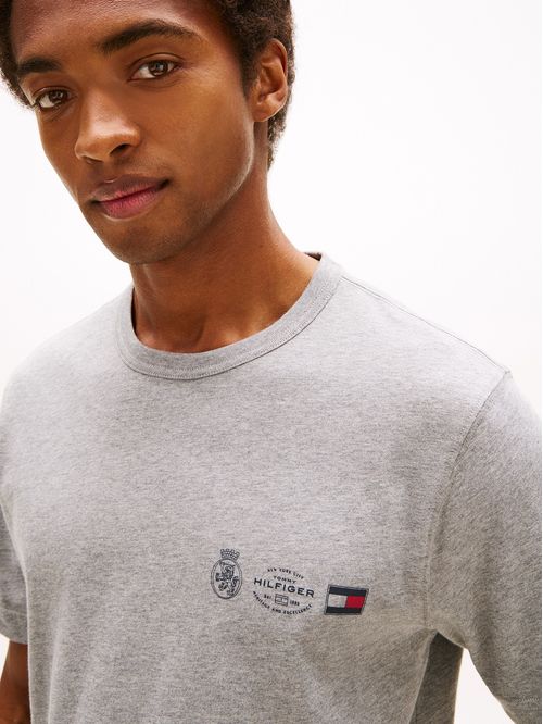 Playera con logo en forma de escudo