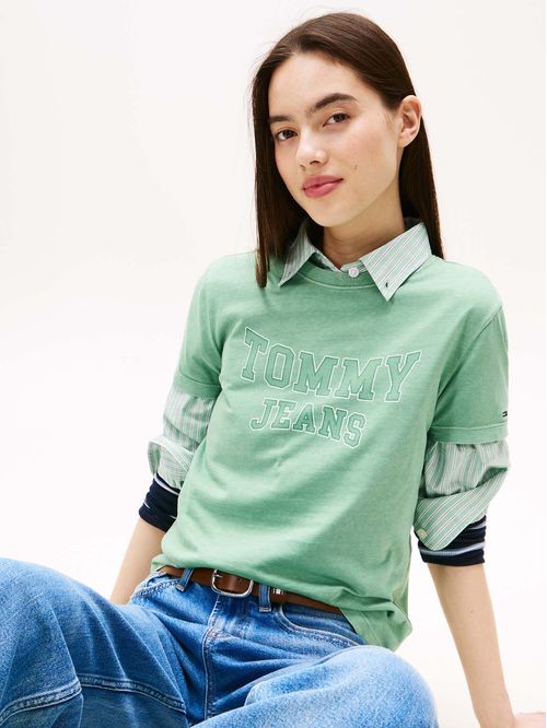 Playera de cuello redondo con escudo