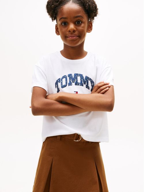 Playera Varsity con logo de satén