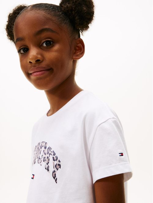 Playera Varsity con logo de satén