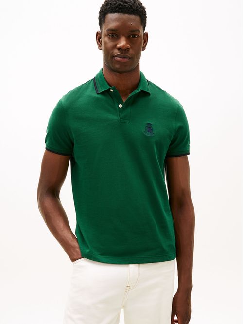 Polo de corte regular con logo de escudo