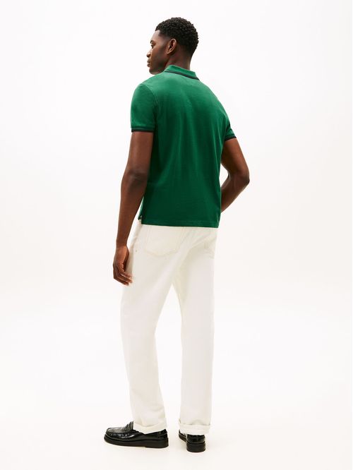 Polo de corte regular con logo de escudo