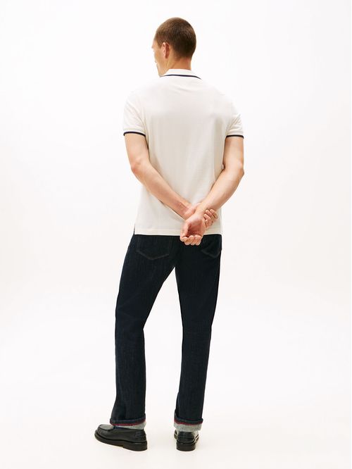 Polo de corte regular con logo de escudo