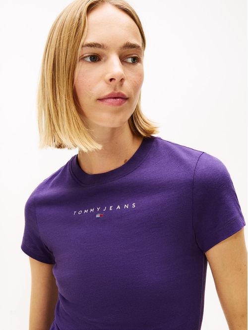 Playera de corte slim con logo lineal en el pecho