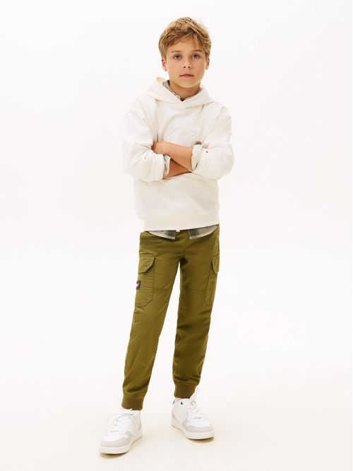 Jogger con bolsillos tipo cargo con logo