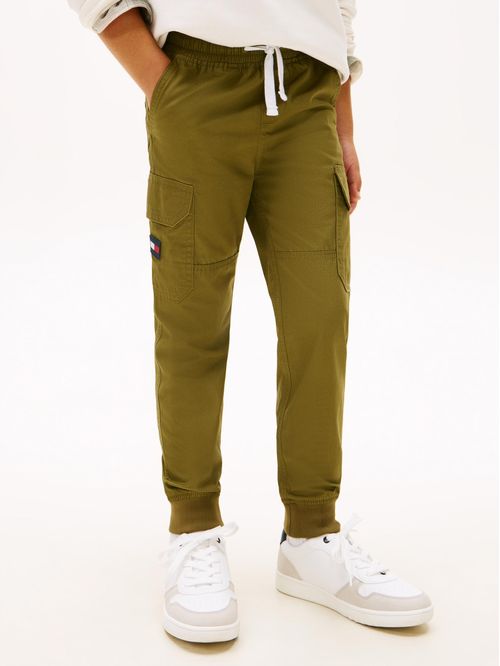 Jogger con bolsillos tipo cargo con logo