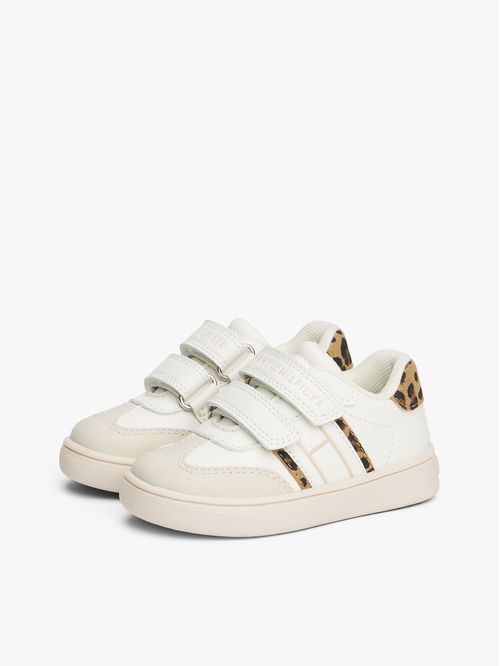 Zapato tenis de corte bajo con cierre de velcro